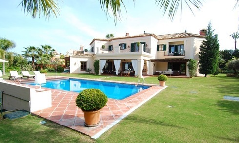 Villa exclusive et élégante à vendre près de Puerto Banús à Marbella 