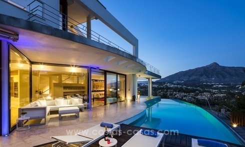 À vendre à Nueva Andalucia, Marbella: Villa de design avec vue panoramique sur le golf, la mer et la montagne 