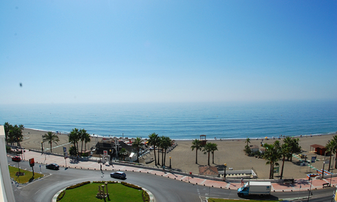 Appartement moderne en bord de mer à vendre, sur le boulevard dans le centre d'Estepona 