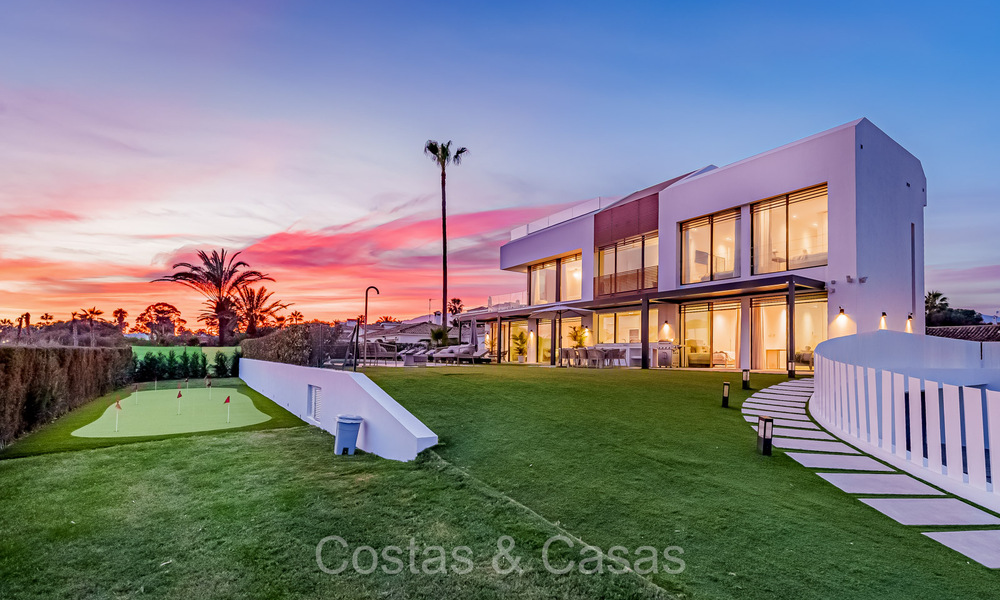 Villa de luxe unique en front de mer à vendre, New Golden Mile, Marbella - Estepona. 72285