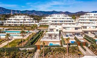 Nouvelles villas de luxe en première ligne de plage à vendre dans un complexe exclusif, New Golden Mile, Marbella 69818 