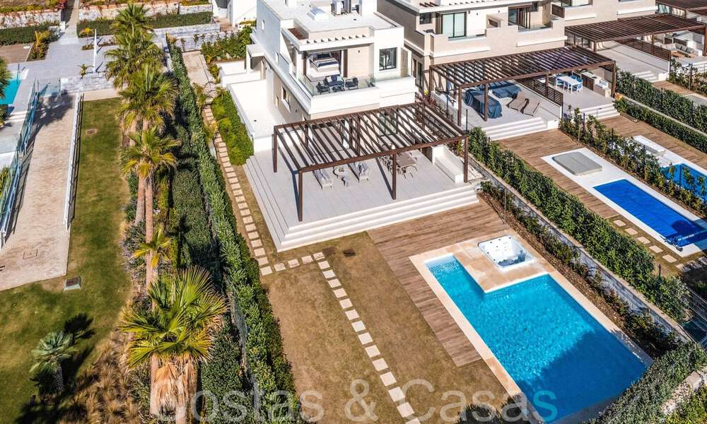 Nouvelles villas de luxe en première ligne de plage à vendre dans un complexe exclusif, New Golden Mile, Marbella 69821