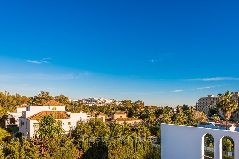 Villa de luxe entièrement rénovée, spacieuse et luxueuse à vendre au cœur de la vallée de golf de Nueva Andalucía, Marbella. 10753 
