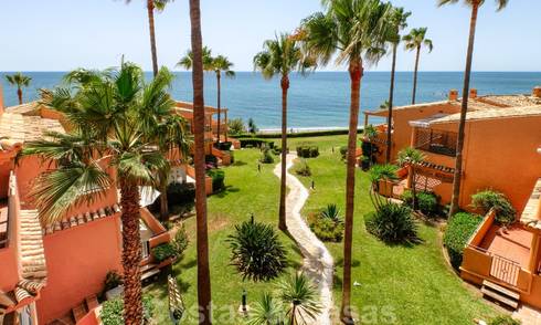 Appartement au dernier étage entièrement rénové à vendre, en première ligne d'une plage tranquille à l'est d'Estepona 26837