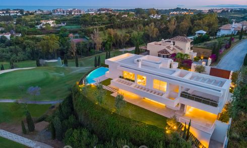 Villa à vendre sur le golf de Los Flamingos de style moderne et élégant, avec vue panoramique sur le golf et la mer, à Marbella - Benahavis 26124