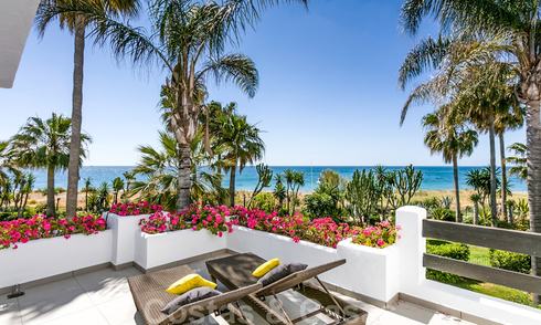 Maison de ville rénovée en première ligne de plage à vendre à Costalita, New Golden Mile, Marbella - Estepona, avec vue panoramique sur la mer 28425