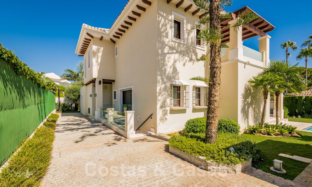 Villa méditerranéenne en bord de la mer à vendre dans un quartier résidentiel exclusif du Golden Mile de Marbella 39185