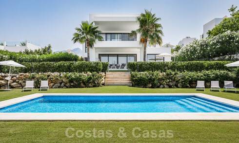 Villa de luxe moderne à vendre dans une communauté sécurisée à Nueva Andalucia, Marbella 39400