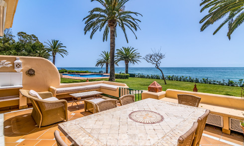 Les pieds dans l'eau! Maison de ville à vendre, en première ligne de plage et à distance de marche du centre d'Estepona 40838