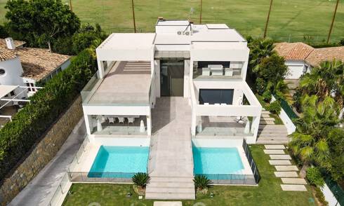 Villa moderne à vendre, située en première ligne du golf avec vue panoramique sur le vert, vaste terrain de golf de Marbella West 43867