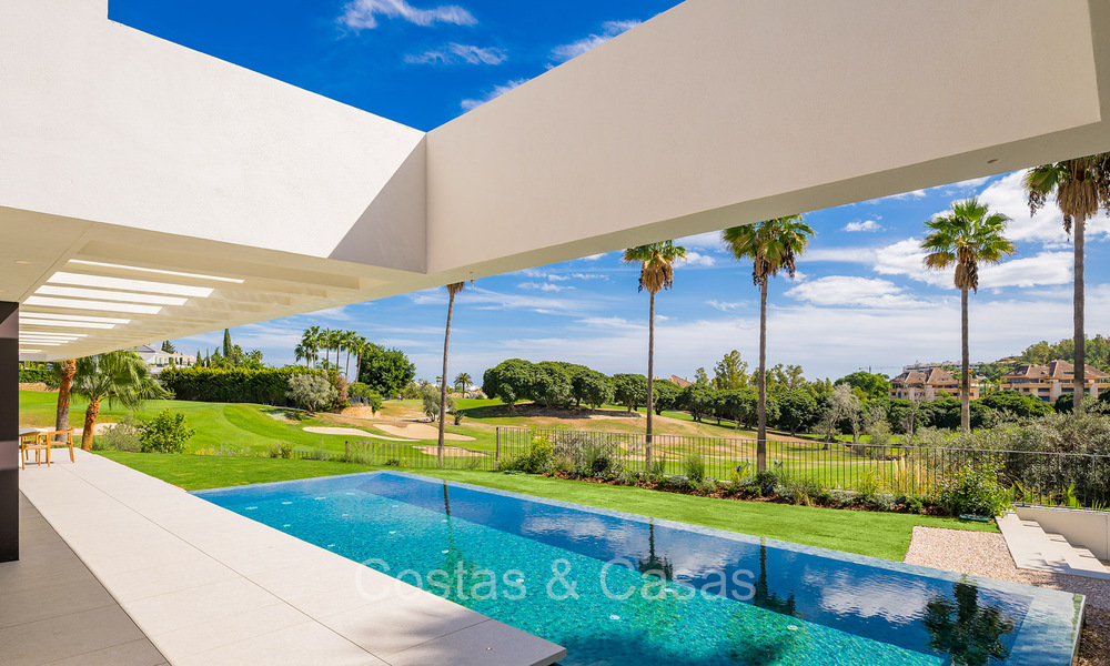 Nouvelle villa de luxe ultramoderne à vendre avec un design architectural, en première ligne du golf Los Naranjos à Nueva Andalucia, Marbella 73098