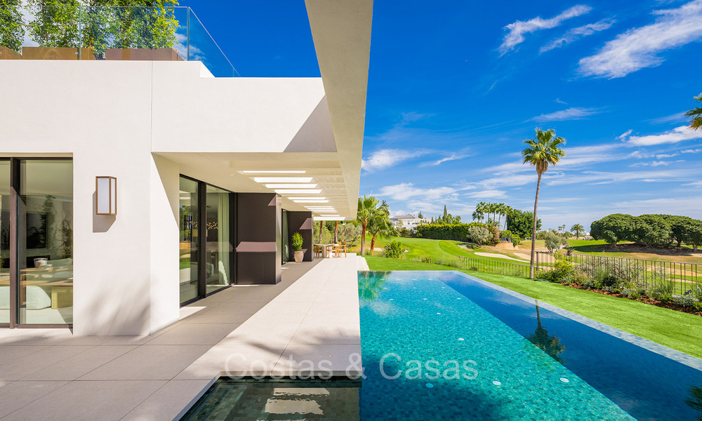 Nouvelle villa de luxe ultramoderne à vendre avec un design architectural, en première ligne du golf Los Naranjos à Nueva Andalucia, Marbella 73100