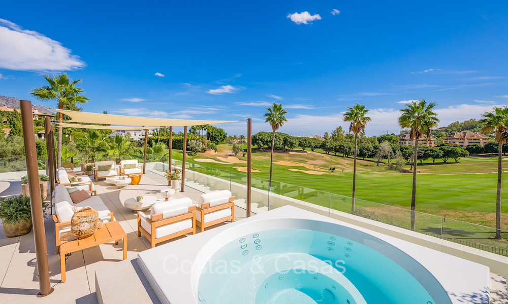 Nouvelle villa de luxe ultramoderne à vendre avec un design architectural, en première ligne du golf Los Naranjos à Nueva Andalucia, Marbella 73104