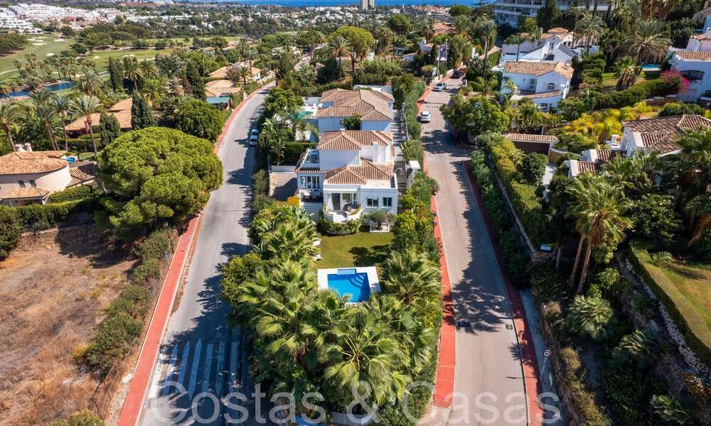 Villa méditerranéenne indépendante à vendre à distance de marche des commodités avec vue sur la vallée du golf et le paysage montagneux à Nueva Andalucia, Marbella 68203