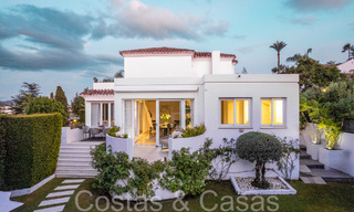 Villa méditerranéenne indépendante à vendre à distance de marche des commodités avec vue sur la vallée du golf et le paysage montagneux à Nueva Andalucia, Marbella 68205 