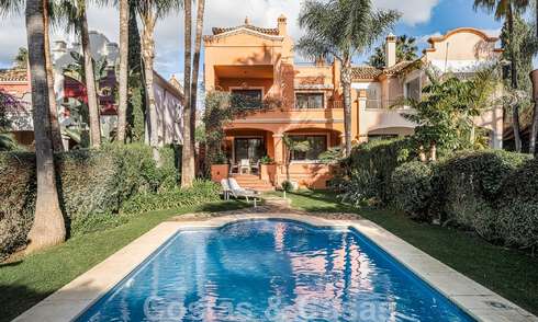 Maison mitoyenne de style espagnol à vendre dans une urbanisation prestigieuse, à distance de marche de Puerto Banus et de la plage, à Nueva Andalucia, Marbella 49746