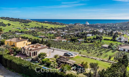 Maison espagnole à vendre sur un vaste terrain situé dans une zone tranquille à une courte distance du centre d'Estepona 50919