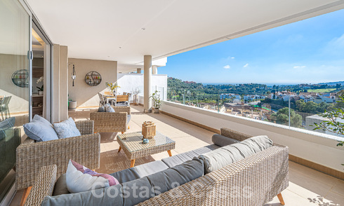 Vente d'un appartement au rez-de-chaussée surélevé, prêt à être emménagé, avec vue imprenable sur la vallée et la mer, dans le quartier exclusif de Benahavis - Marbella 53320