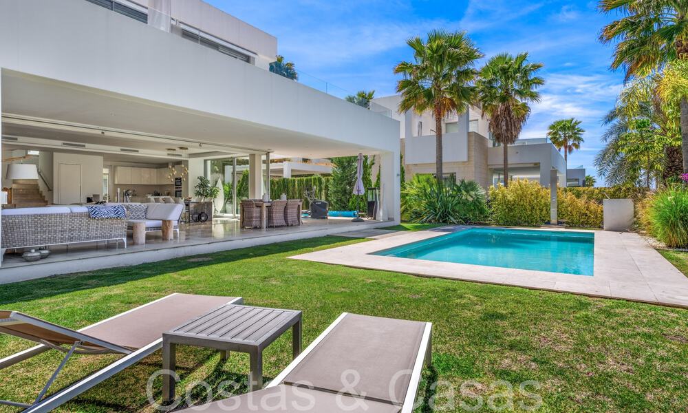 Villa de luxe moderniste à vendre dans un quartier naturel très recherché à l'est du centre de Marbella 68178