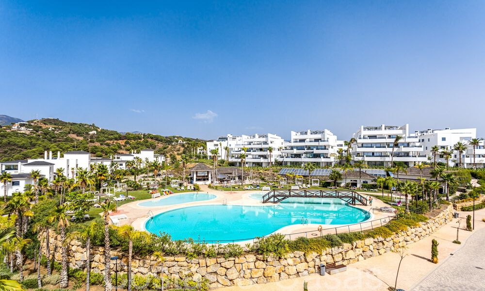 Prêt à emménager, spacieux penthouse avec vue panoramique sur la mer à vendre dans les collines d'Estepona, à proximité du centre 67516