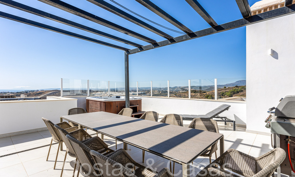 Prêt à emménager, spacieux penthouse avec vue panoramique sur la mer à vendre dans les collines d'Estepona, à proximité du centre 67530