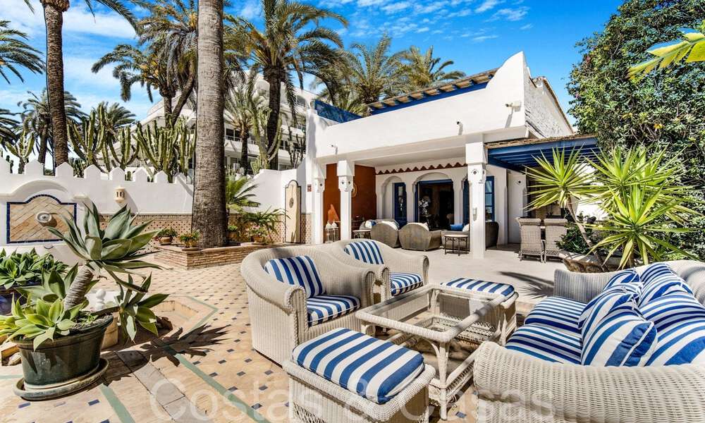 Villa de luxe avec vue dégagée sur la mer à vendre, directement sur la plage du prestigieux Golden Mile de Marbella 68320