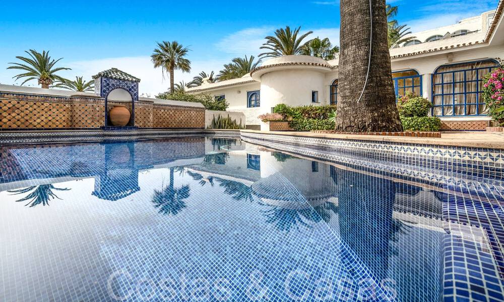 Villa de luxe avec vue dégagée sur la mer à vendre, directement sur la plage du prestigieux Golden Mile de Marbella 68340