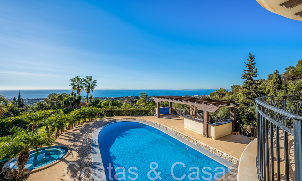 Imposante villa de style unique à vendre avec vue panoramique sur la mer située sur les collines de Marbella Est 68188