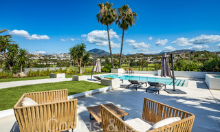 Villa de luxe contemporaine rénovée à vendre, en première ligne de golf à Nueva Andalucia, Marbella 70519 