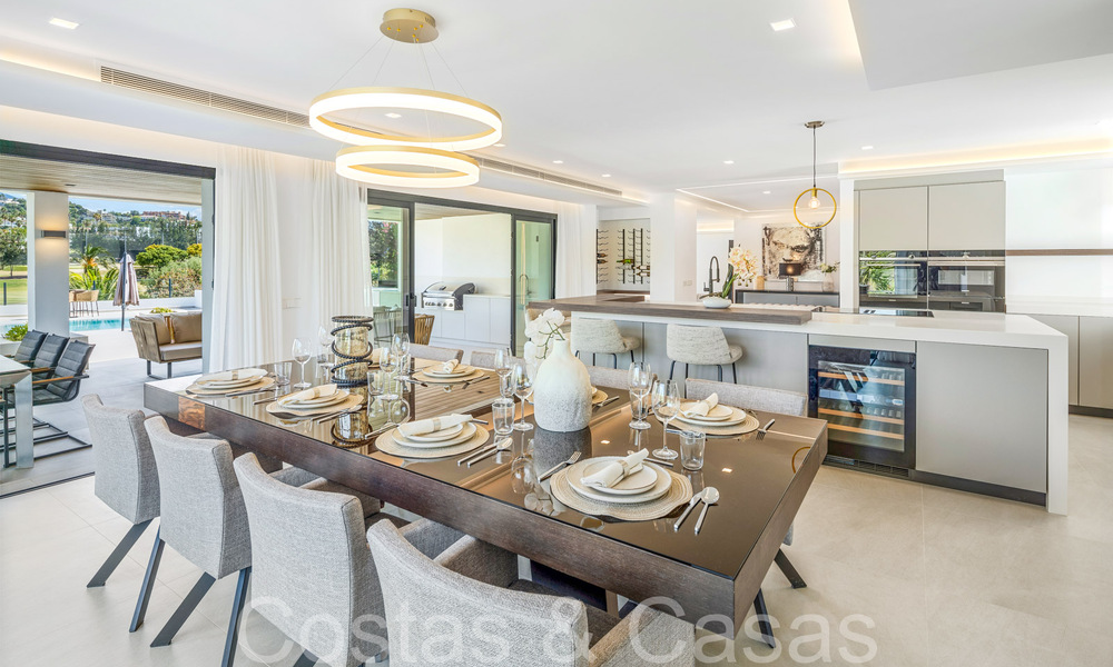 Villa de luxe contemporaine rénovée à vendre, en première ligne de golf à Nueva Andalucia, Marbella 70521