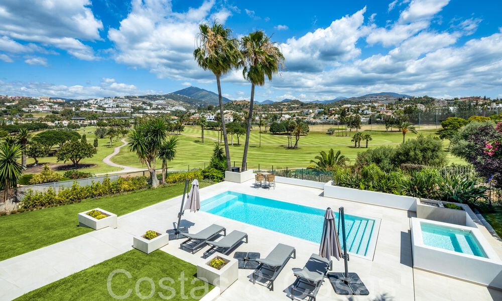 Villa de luxe contemporaine rénovée à vendre, en première ligne de golf à Nueva Andalucia, Marbella 70527