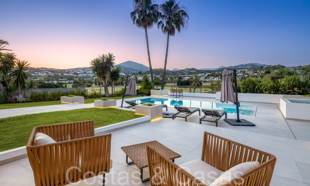 Villa de luxe contemporaine rénovée à vendre, en première ligne de golf à Nueva Andalucia, Marbella 70535