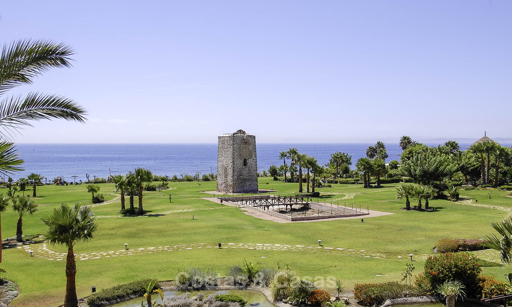 Appartement supérieur avec jardin dans un complexe privilégié en bord de mer sur le New Golden Mile entre Marbella et Estepona 69400