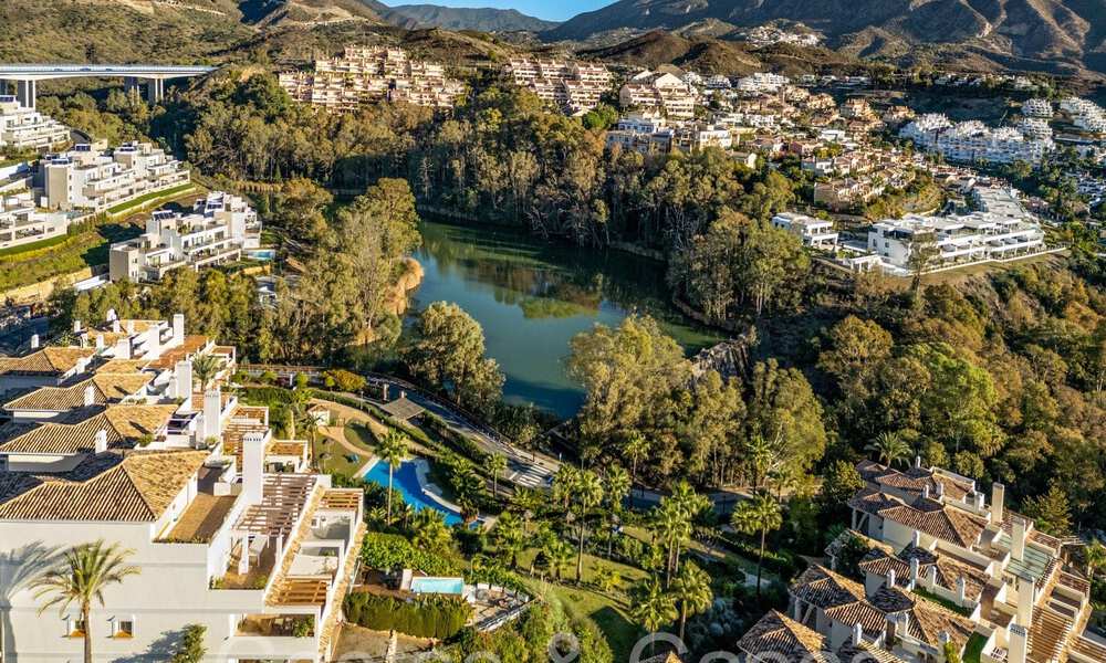 Penthouse en duplex de premier ordre avec vue panoramique sur la mer et piscine privée à vendre à Nueva Andalucia, Marbella 69450