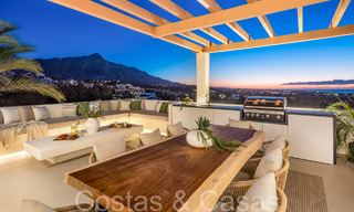 Penthouse en duplex de premier ordre avec vue panoramique sur la mer et piscine privée à vendre à Nueva Andalucia, Marbella 69451 