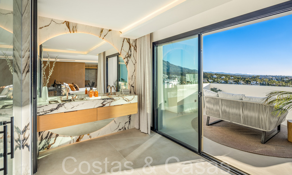Penthouse en duplex de premier ordre avec vue panoramique sur la mer et piscine privée à vendre à Nueva Andalucia, Marbella 69460