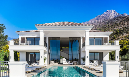 Majestueuse et classique villa de luxe andalouse à vendre dans l'exclusive Cascada de Camojan à Marbella 69498