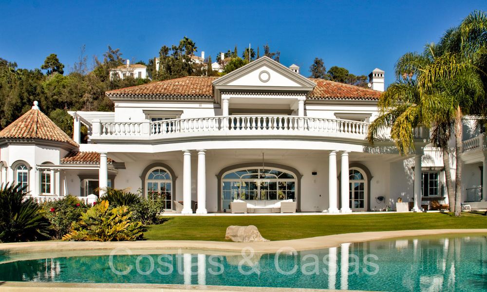 Villa méditerranéenne classique avec vue imprenable sur la mer à vendre, dans le complexe exclusif de La Zagaleta à Benahavis - Marbella 69740