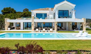 Villa de nouvelle construction de style méditerranéen et provençal à vendre dans une urbanisation fermée à Marbella - Benahavis 69887 