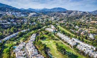 Appartement luxueusement rénové avec vue sur le golf et la mer à vendre, adjacent à un parcours de golf à La Quinta, Benahavis - Marbella 69921 