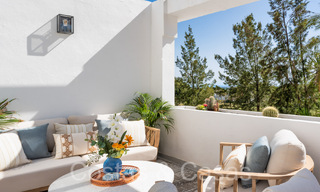 Appartement luxueusement rénové avec vue sur le golf et la mer à vendre, adjacent à un parcours de golf à La Quinta, Benahavis - Marbella 69935 