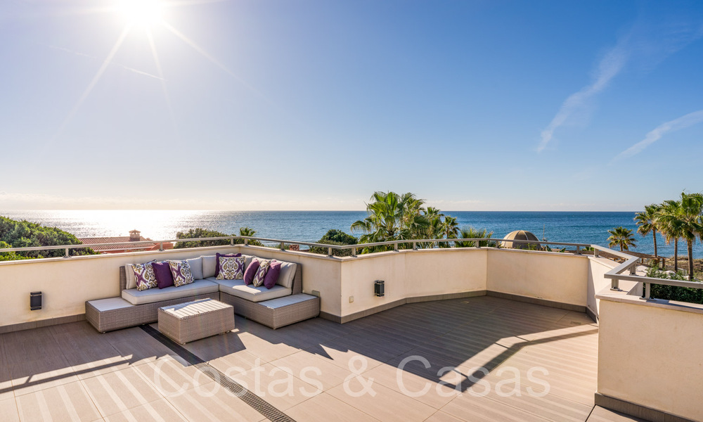 Villa spacieuse au charme andalou à vendre, première ligne de plage à l'est du centre de Marbella 70280