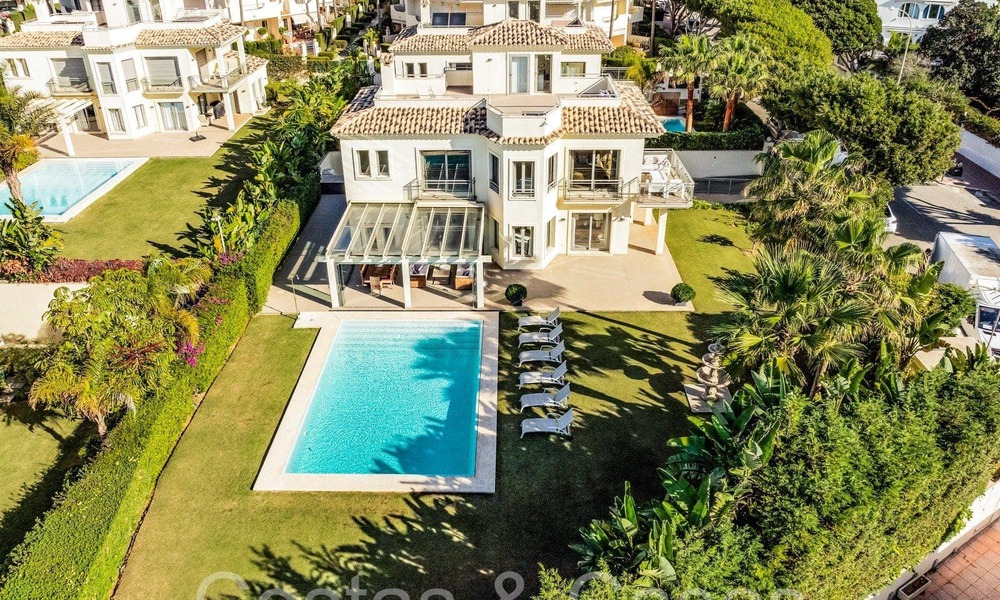 Villa spacieuse au charme andalou à vendre, première ligne de plage à l'est du centre de Marbella 70286