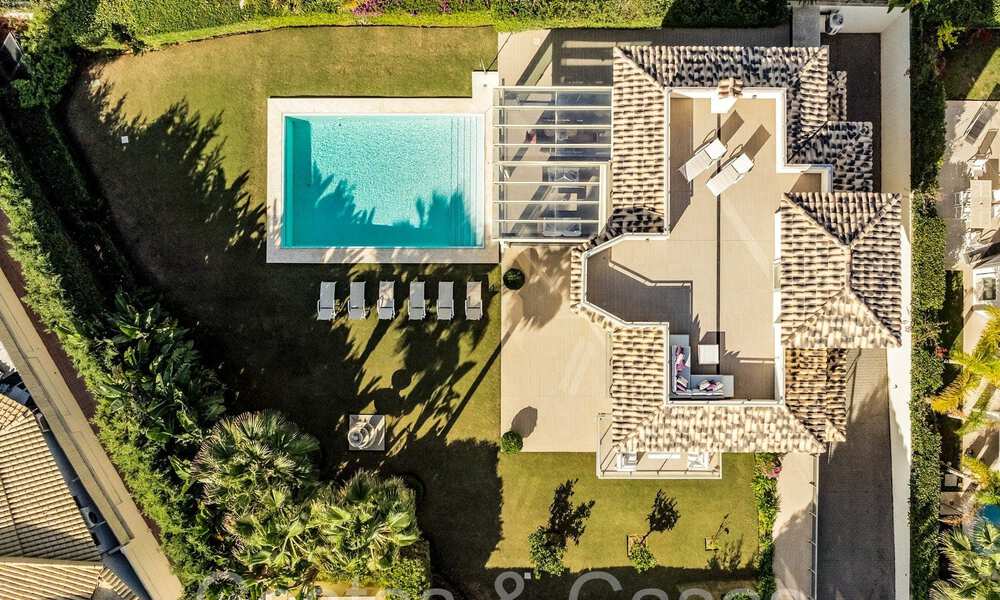 Villa spacieuse au charme andalou à vendre, première ligne de plage à l'est du centre de Marbella 70290