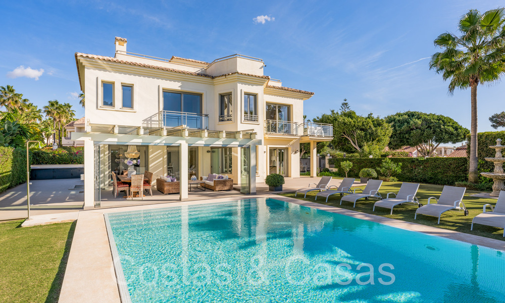 Villa spacieuse au charme andalou à vendre, première ligne de plage à l'est du centre de Marbella 70306