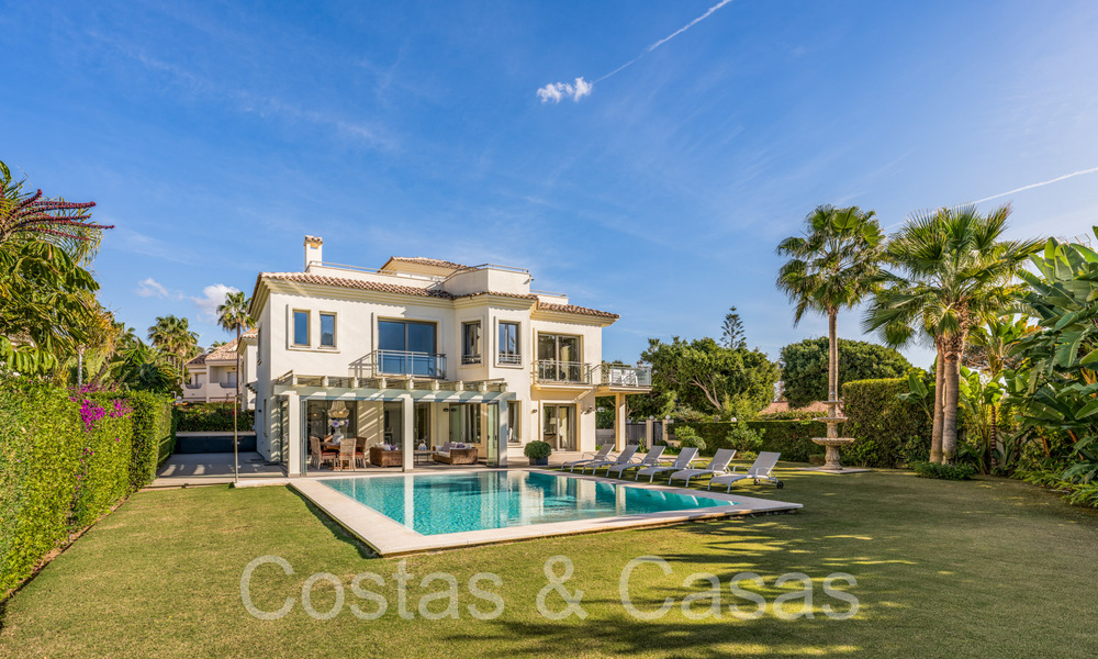 Villa spacieuse au charme andalou à vendre, première ligne de plage à l'est du centre de Marbella 70307