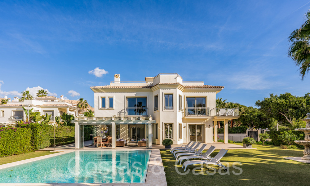 Villa spacieuse au charme andalou à vendre, première ligne de plage à l'est du centre de Marbella 70308