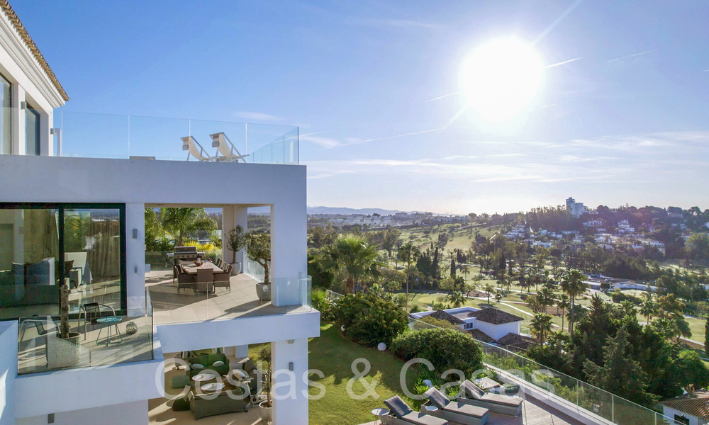 Villa de luxe moderne avec une vue fantastique sur le terrain de golf jusqu'à la mer, à vendre à Marbella - Benahavis 70477