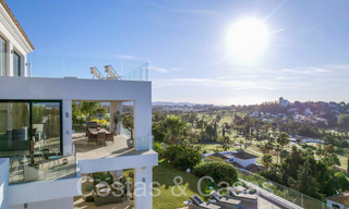 Villa de luxe moderne avec une vue fantastique sur le terrain de golf jusqu'à la mer, à vendre à Marbella - Benahavis 70477 