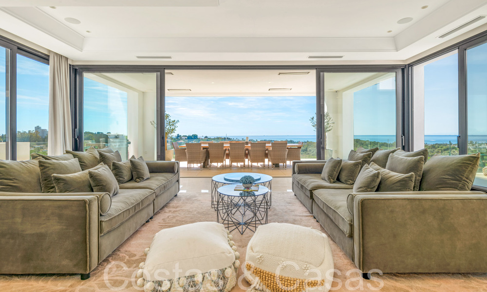 Villa de luxe moderne avec une vue fantastique sur le terrain de golf jusqu'à la mer, à vendre à Marbella - Benahavis 70497